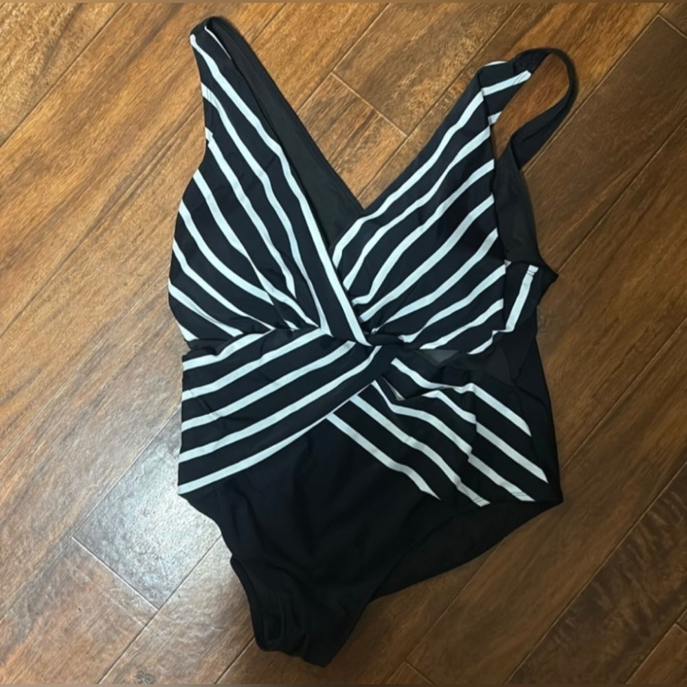 Meet.Curve Black and White Striped Women's One-Piece Twist Swimsuit NWT - Picture 2 of 9